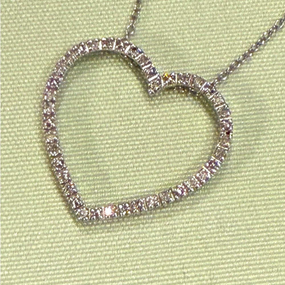 💕❤️ Diamond heart on Sterling silver 18 inch chain